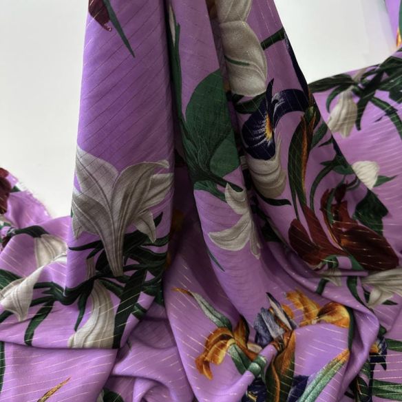 Tecido Viscose Estampada Floral Elegance Lilás Lurex • Conexão Tecidos