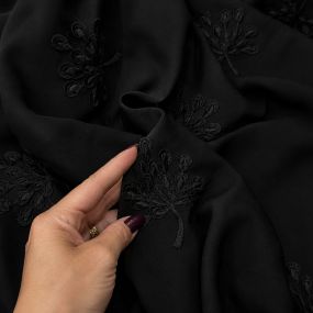 Tecido Crepe Ggt Bordado Preto • Conexão Tecidos