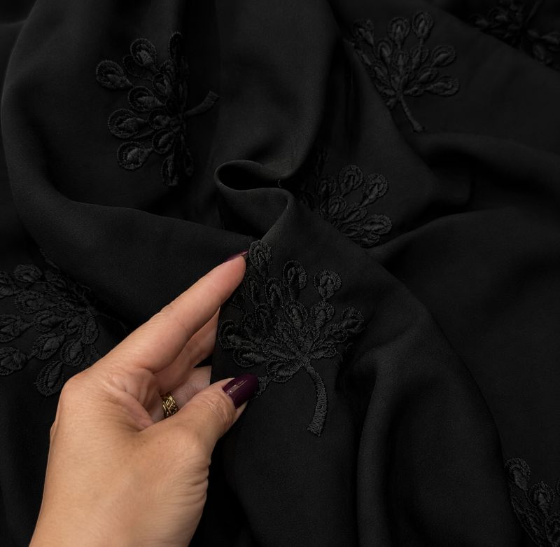 Tecido Crepe Ggt Bordado Preto • Conexão Tecidos