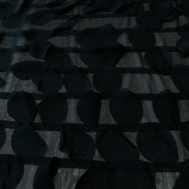 Tecido Musseline Lisa Pétalas Preto • Conexão Tecidos