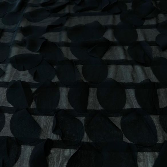 Tecido Musseline Lisa Pétalas Preto • Conexão Tecidos