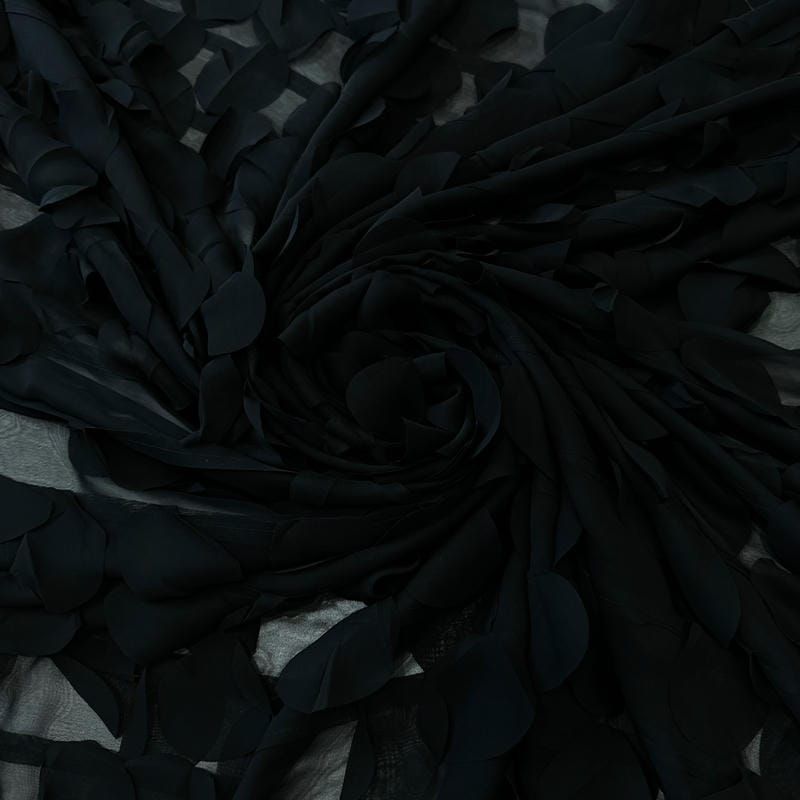 Tecido Musseline Lisa Pétalas Preto • Conexão Tecidos