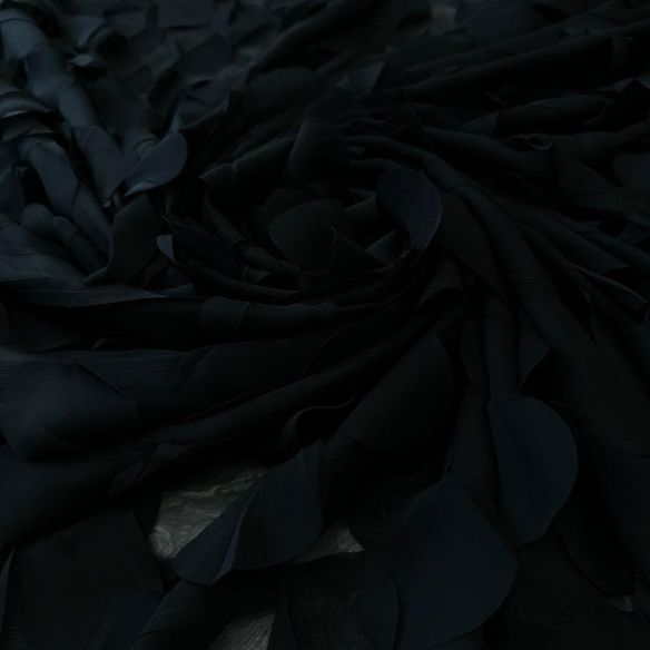 Tecido Musseline Lisa Pétalas Preto • Conexão Tecidos