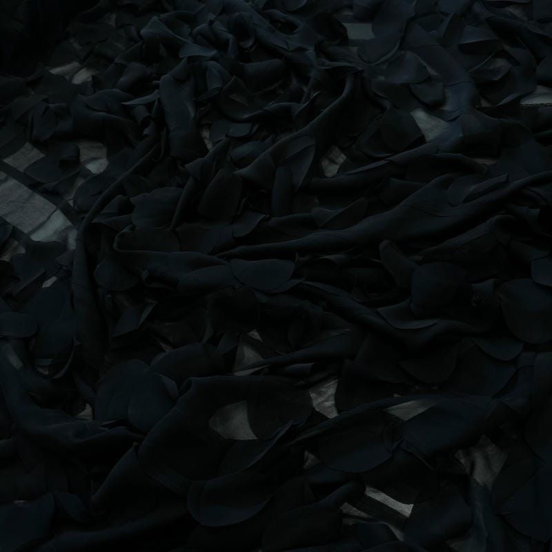 Tecido Musseline Lisa Pétalas Preto • Conexão Tecidos