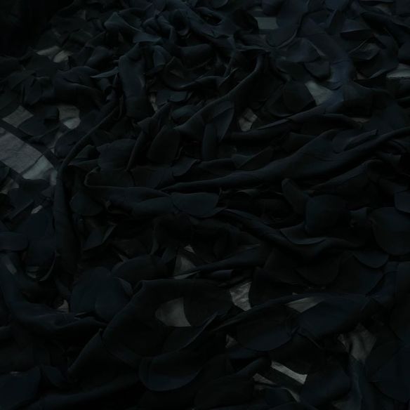 Tecido Musseline Lisa Pétalas Preto • Conexão Tecidos