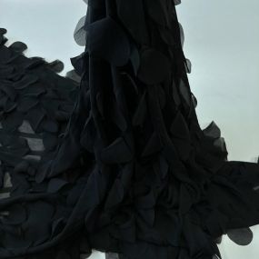 Tecido Musseline Lisa Pétalas Preto • Conexão Tecidos