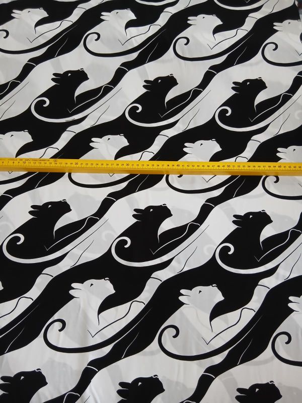 Tecido Viscose Estampada Gatos Preto e Branco • Conexão Tecidos