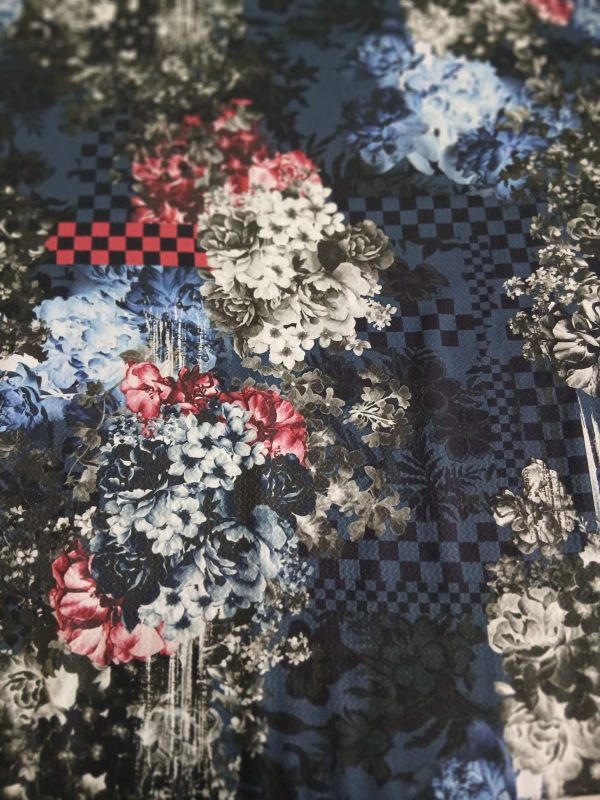 Tecido Viscose Estampada Floral Dark Xadrez Azul • Conexão Tecidos