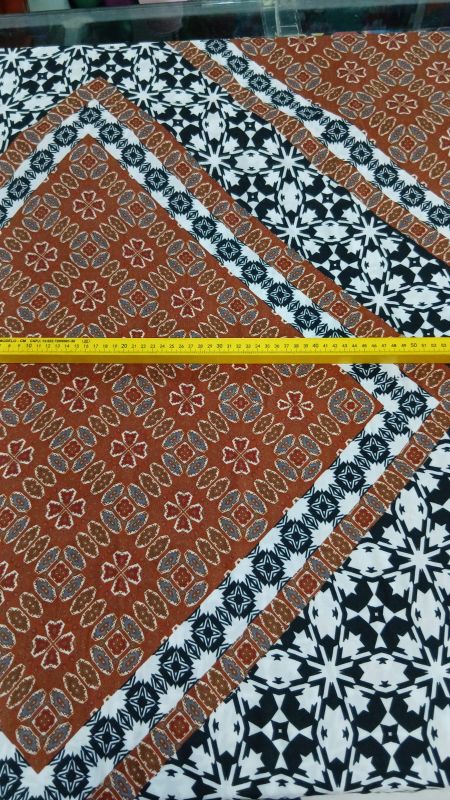Tecido Viscose Estampada Geométrica Étnica Terracota • Conexão Tecidos