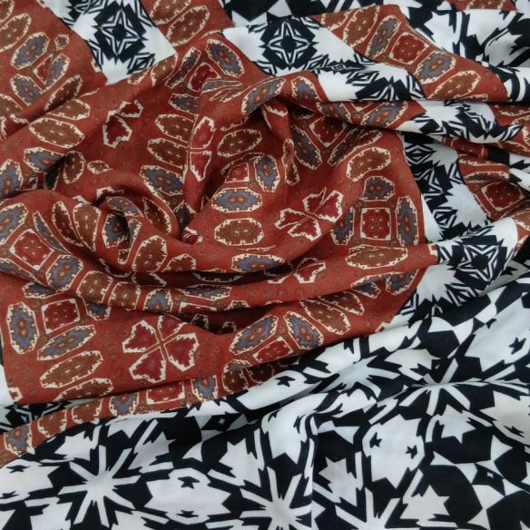 Tecido Viscose Estampada Geométrica Étnica Terracota • Conexão Tecidos