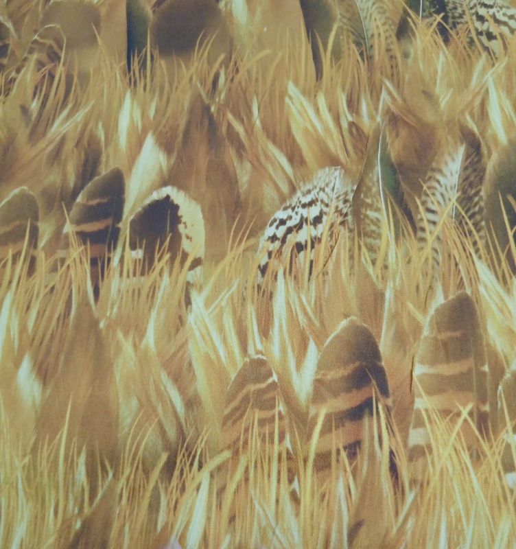 Tecido Viscose Estampada Penas Douradas • Conexão Tecidos