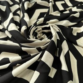 Tecido Viscolinho Estampado Grega Preto e Off-White • Conexão Tecidos 2