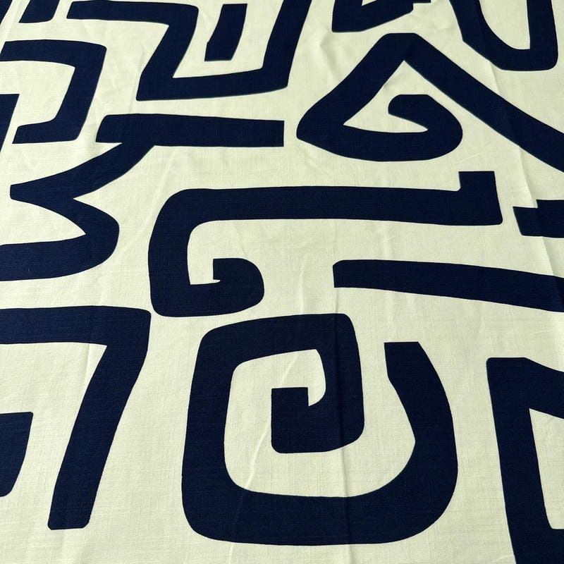 Tecido Viscolinho Estampado Grega Azul Marinho • Conexão Tecidos
