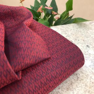 TECIDO TRICOLINE FIO TINTO MARSALA CHEVRON • Conexão Tecidos