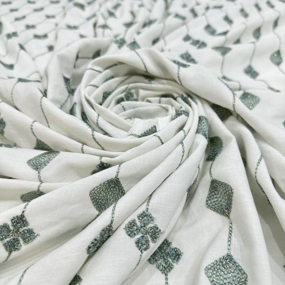 Tecido Viscolinho Bordado Verde Lurex e Off White • Conexão Tecidos