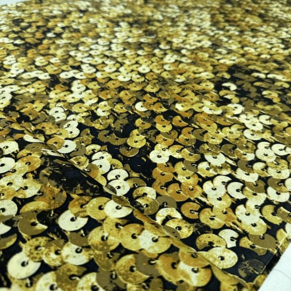 Tecido Cetim de Seda Estampado Paetê 3D Gold • Conexão Tecidos