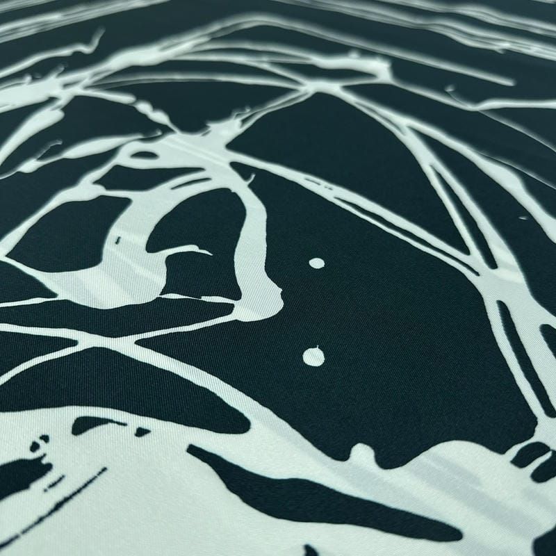 Tecido Cetim de Seda Pura Estampada Traços Abstratos P&B • Conexão
