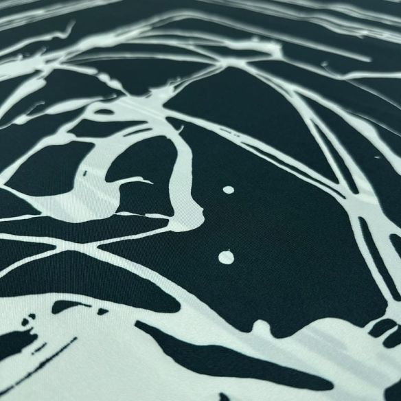 Tecido Cetim de Seda Pura Estampada Traços Abstratos P&B • Conexão