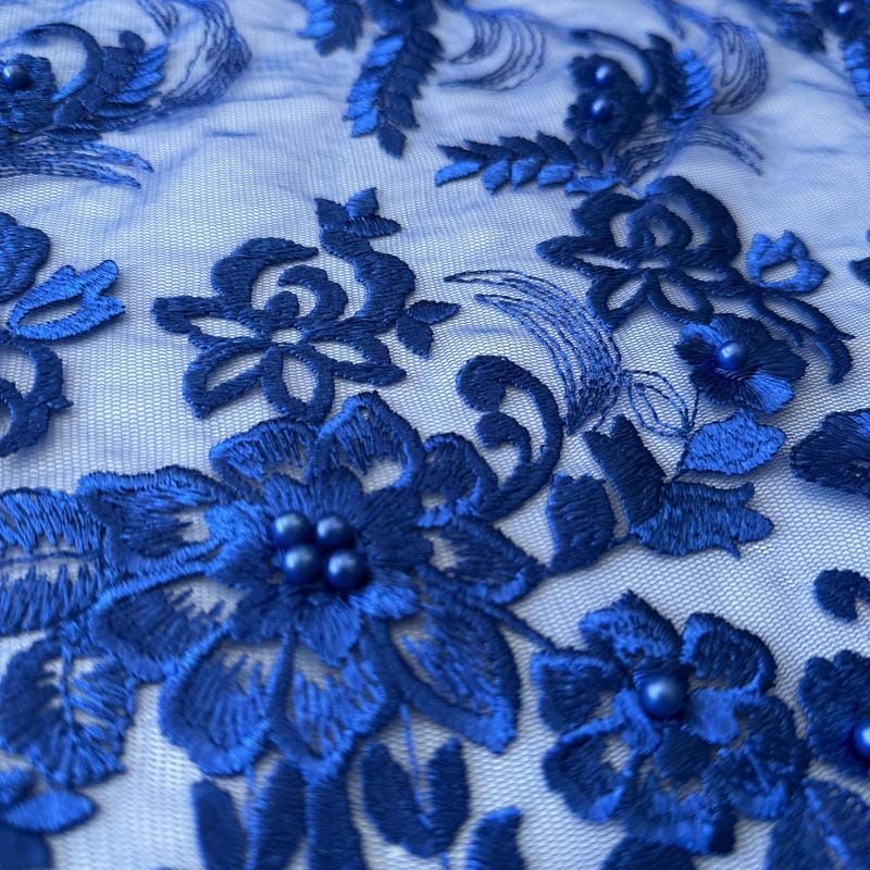 Tecido Tule Bordado com Pedrarias Azul Bic Floral • Conexão Tecidos