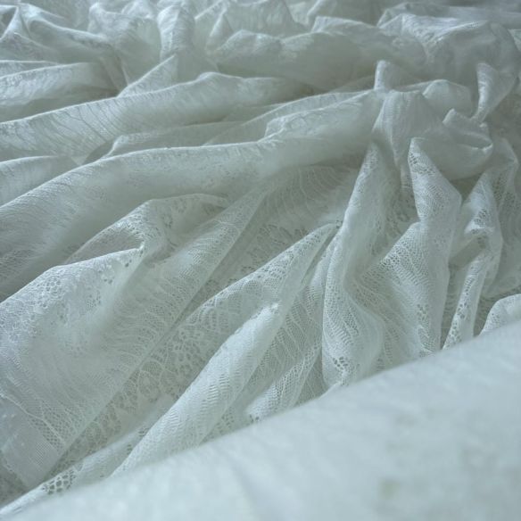 Tecido Renda Chantilly Toque de Pêssego Off White • Conexão Tecidos