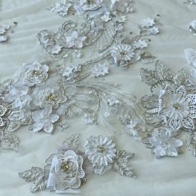 Tecido Tule Bordado com Pedrarias Branco Floral 3D • Conexão Tecidos 2