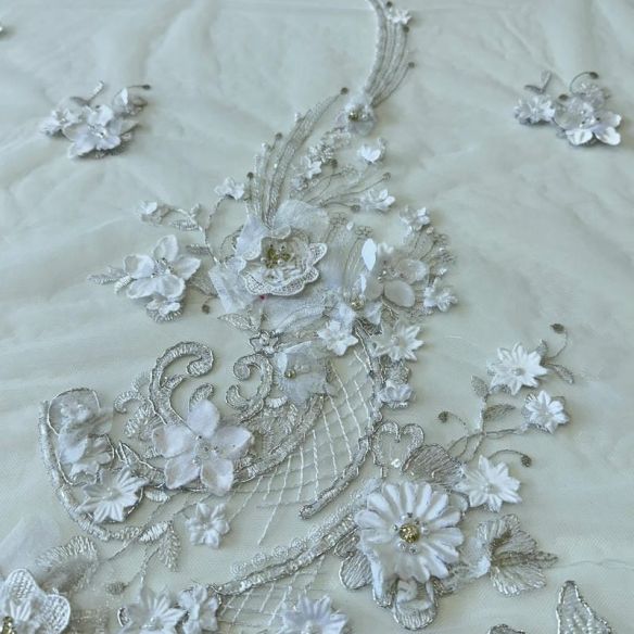 Tecido Tule Bordado com Pedrarias Branco Floral 3D • Conexão Tecidos