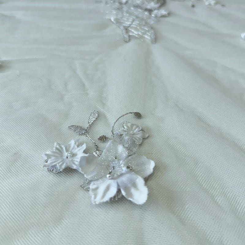 Tecido Tule Bordado com Pedrarias Branco Floral 3D • Conexão Tecidos