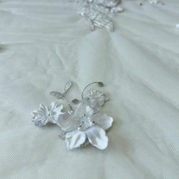 Tecido Tule Bordado com Pedrarias Branco Floral 3D • Conexão Tecidos