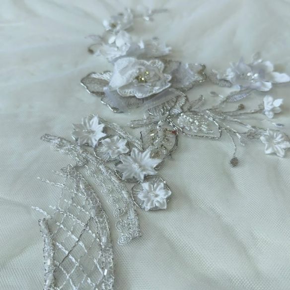 Tecido Tule Bordado com Pedrarias Branco Floral 3D • Conexão Tecidos