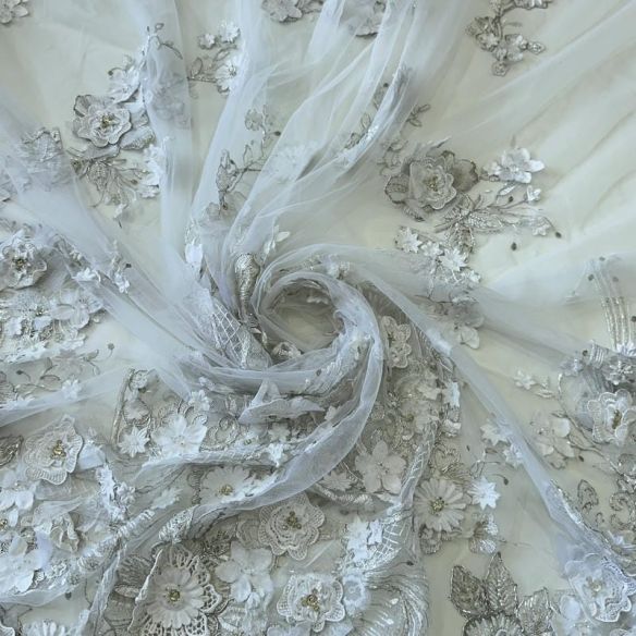 Tecido Tule Bordado com Pedrarias Branco Floral 3D • Conexão Tecidos
