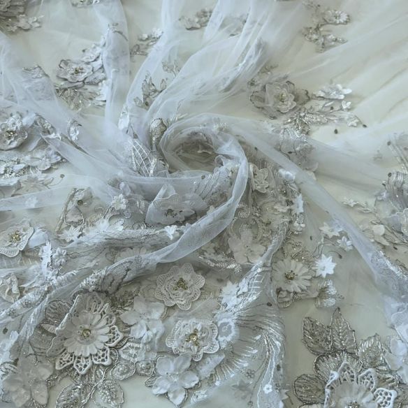 Tecido Tule Bordado com Pedrarias Branco Floral 3D • Conexão Tecidos