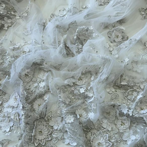 Tecido Tule Bordado com Pedrarias Branco Floral 3D • Conexão Tecidos