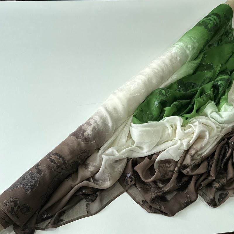 Tecido Devorê de Seda Francesa Degradê Floral Verde Fendi • Conexão