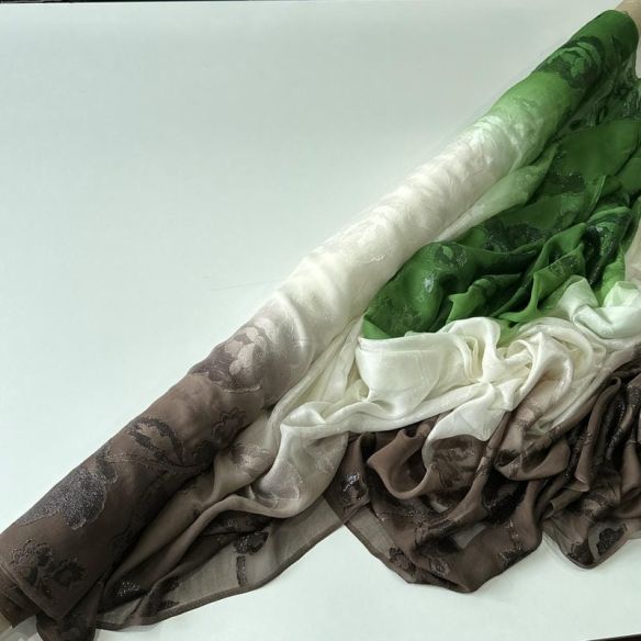 Tecido Devorê de Seda Francesa Degradê Floral Verde Fendi • Conexão