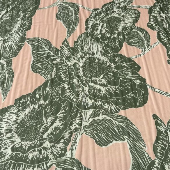 Tecido Musseline Estampada Floral Verde Musgo Fundo Rosé • Conexão