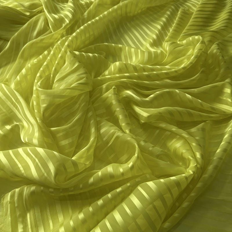 Tecido Musseline Devorê Listras Amarelo • Conexão Tecidos