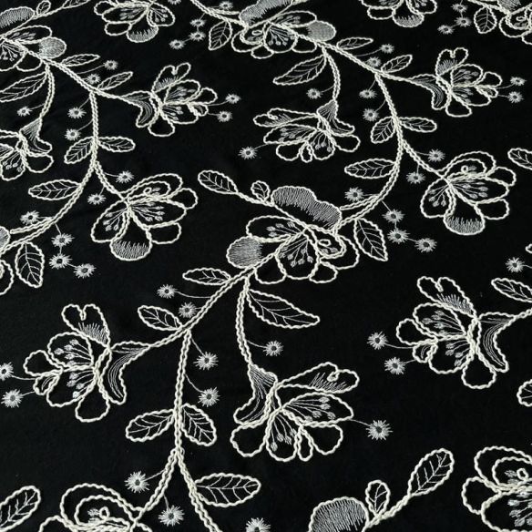 Tecido Linho Misto Bordado Preto Floral Branco • Conexão Tecidos