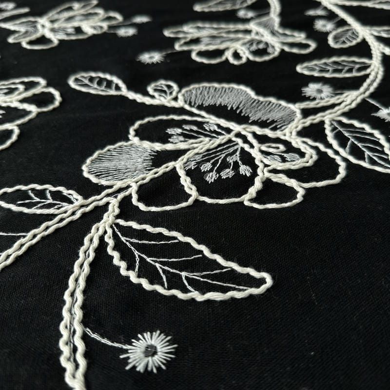 Tecido Linho Misto Bordado Preto Floral Branco • Conexão Tecidos