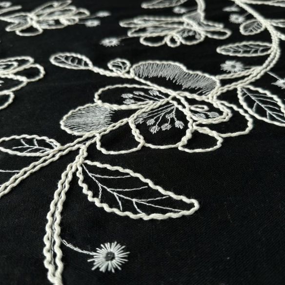 Tecido Linho Misto Bordado Preto Floral Branco • Conexão Tecidos