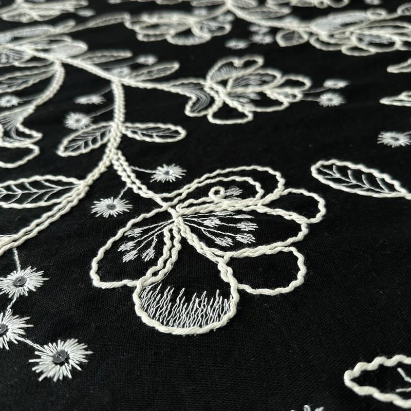 Tecido Linho Misto Bordado Preto Floral Branco • Conexão Tecidos
