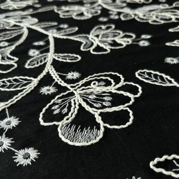 Tecido Linho Misto Bordado Preto Floral Branco • Conexão Tecidos