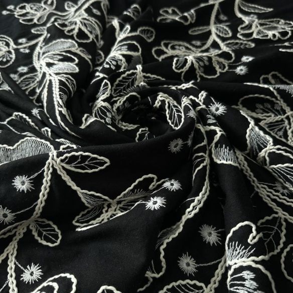 Tecido Linho Misto Bordado Preto Floral Branco • Conexão Tecidos