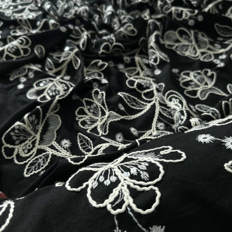 Tecido Linho Misto Bordado Preto Floral Branco • Conexão Tecidos