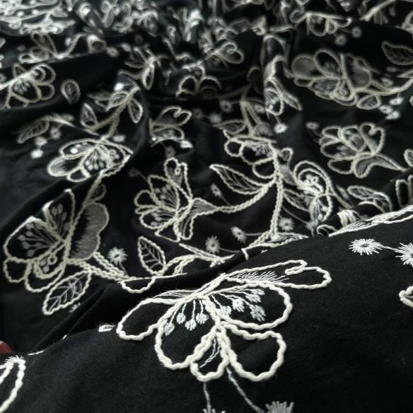Tecido Linho Misto Bordado Preto Floral Branco • Conexão Tecidos