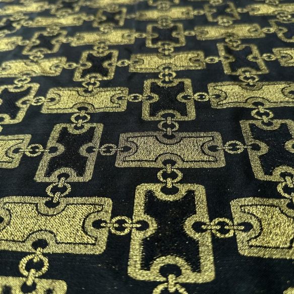 Tecido Jacquard Brocado Correntes Douradas Fundo Preto • Conexão
