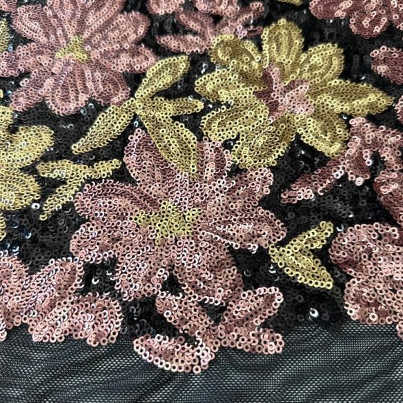 Tecido Paetê Estampado Floral Fundo Preto • Conexão Tecidos