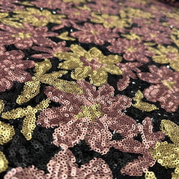 Tecido Paetê Estampado Floral Fundo Preto • Conexão Tecidos