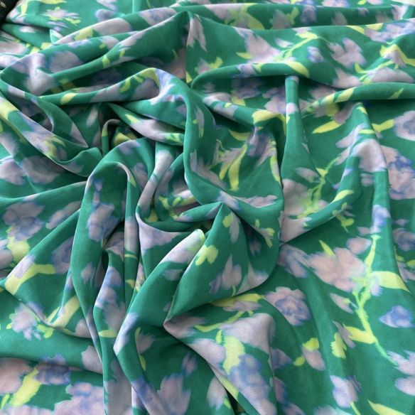 Tecido Crepe de Chine Estampado Floral Aquarelado • Conexão Tecidos