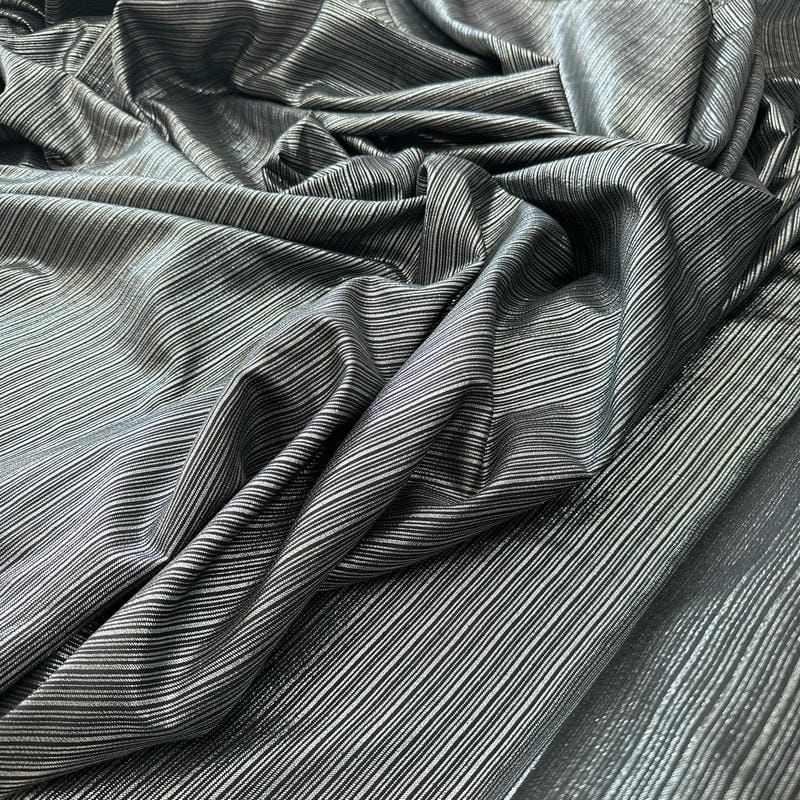 Tecido Jacquard Metalizado Risca de Giz Preto e Prata • Conexão
