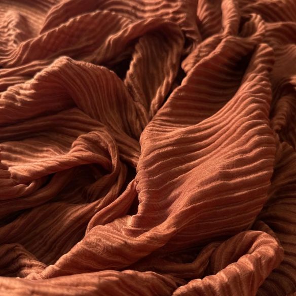 Tecido Seda Pura Silk Plissé Terracota • Conexão Tecidos